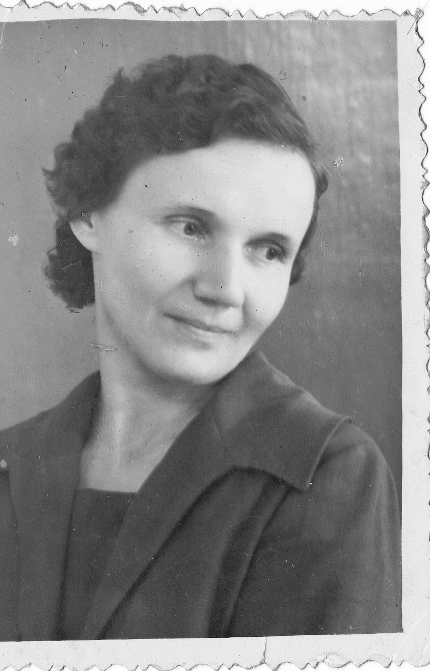 Сырица Вера Ивановна Родилась в 1923 году в г. Окуловка. В 1941 году окончила школу и была призвана в армию, пройдя курсы медицинских сестёр. С 1942 по 1945 год работала в эвакуационном госпитале. В 1945 году прошла обучение в партийной школе.