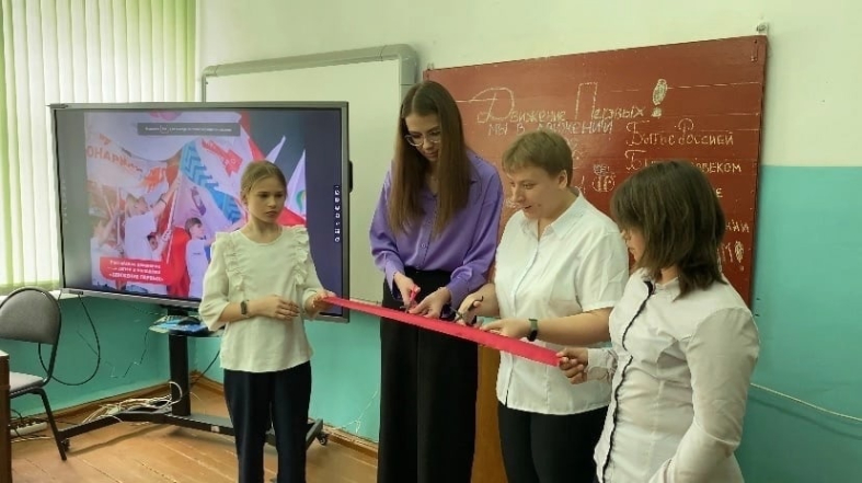 Движение первых -- открытие.